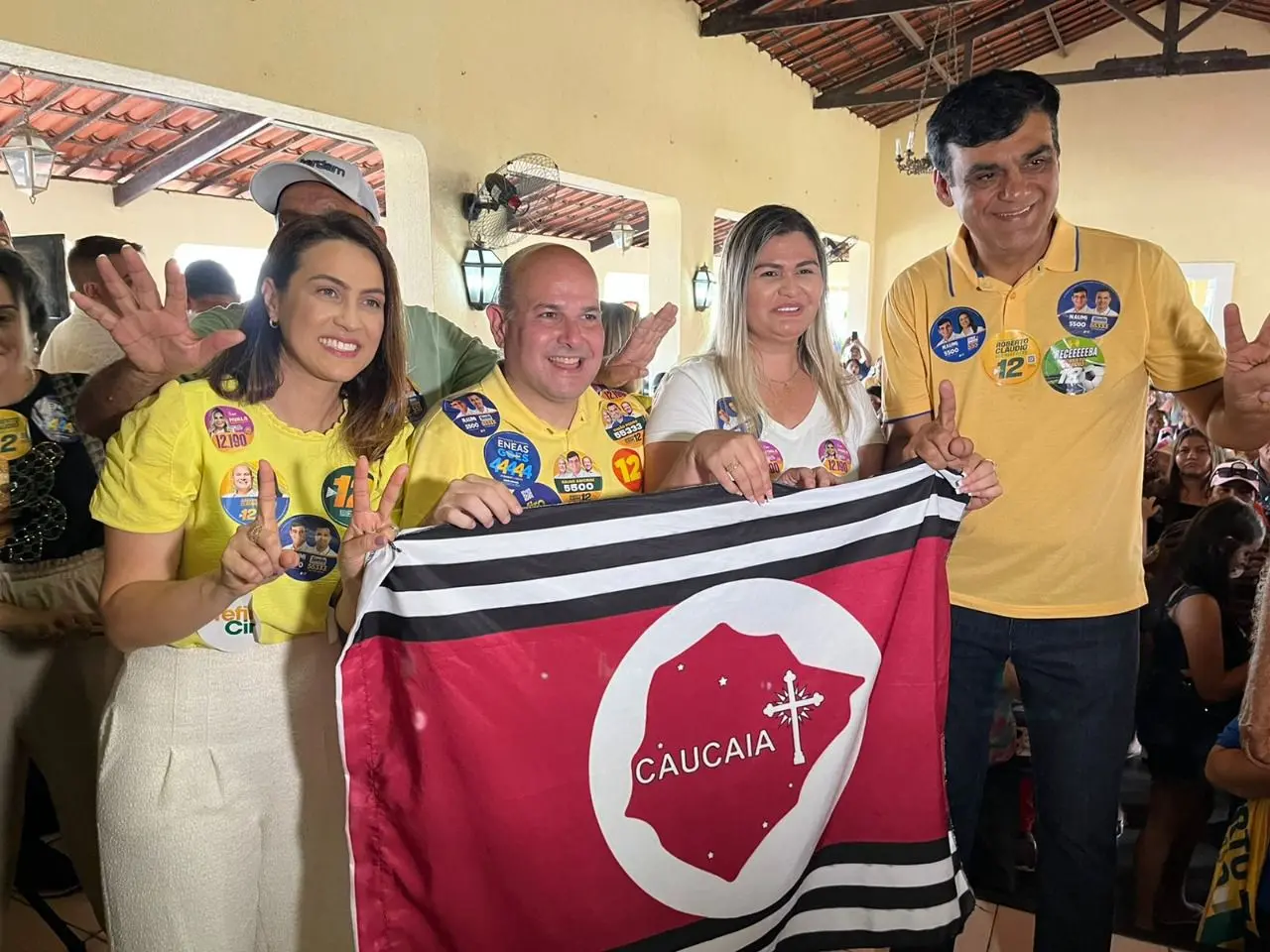 Roberto Cláudio, Érika Amorim (à esq.) e Naumi Amorim