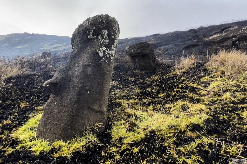 moai com marcas após incêndio