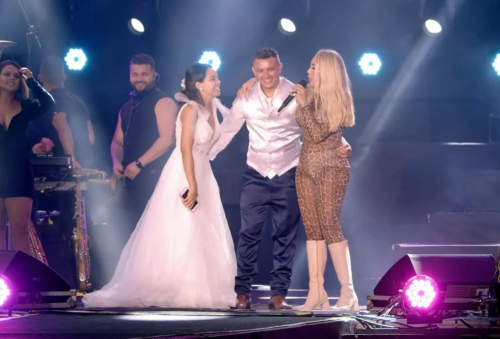 Recém-casados no palco do Baú da Taty Girl