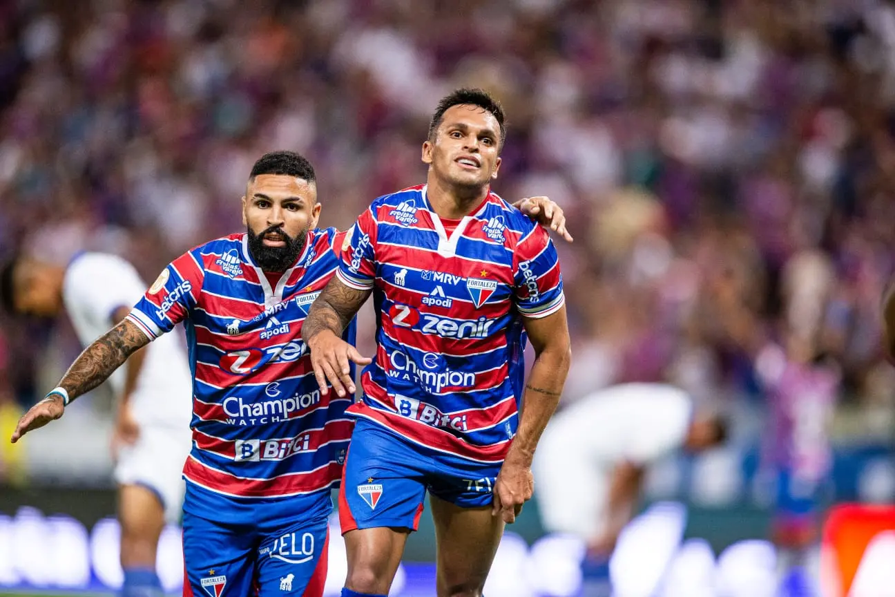Atletas do Fortaleza comemoram gol
