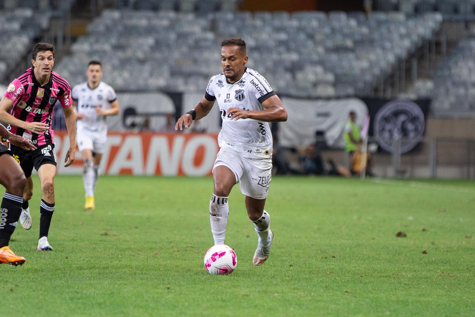 Bruno Pacheco conduz a bola em jogo com Atlético-MG