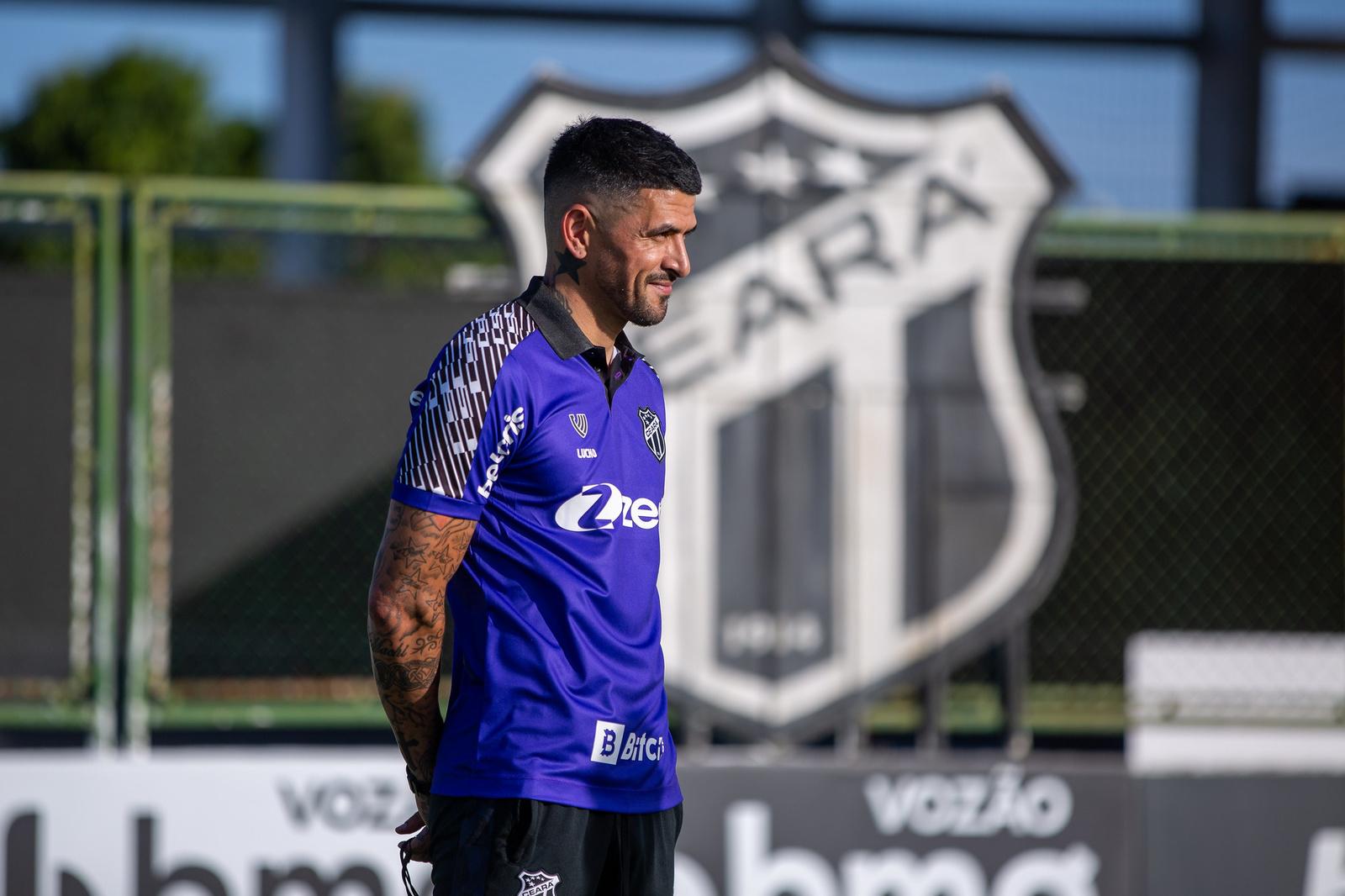 Lucho na frente do escudo do Ceará