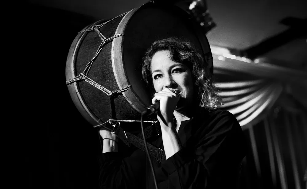 Duas congas, ilú, alfaia, pandeiro, ganzá e outras percussões dão o pulso para canções do show 