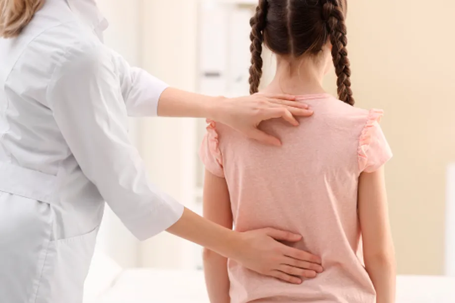 O pediatra é o profissional responsável por fazer o acompanhamento e indicar o reumatologista pediatra para cuidar do problema