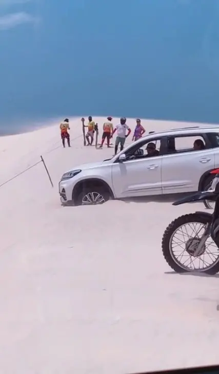 carro atolado antes de acidente em duna em camocim, no Ceará