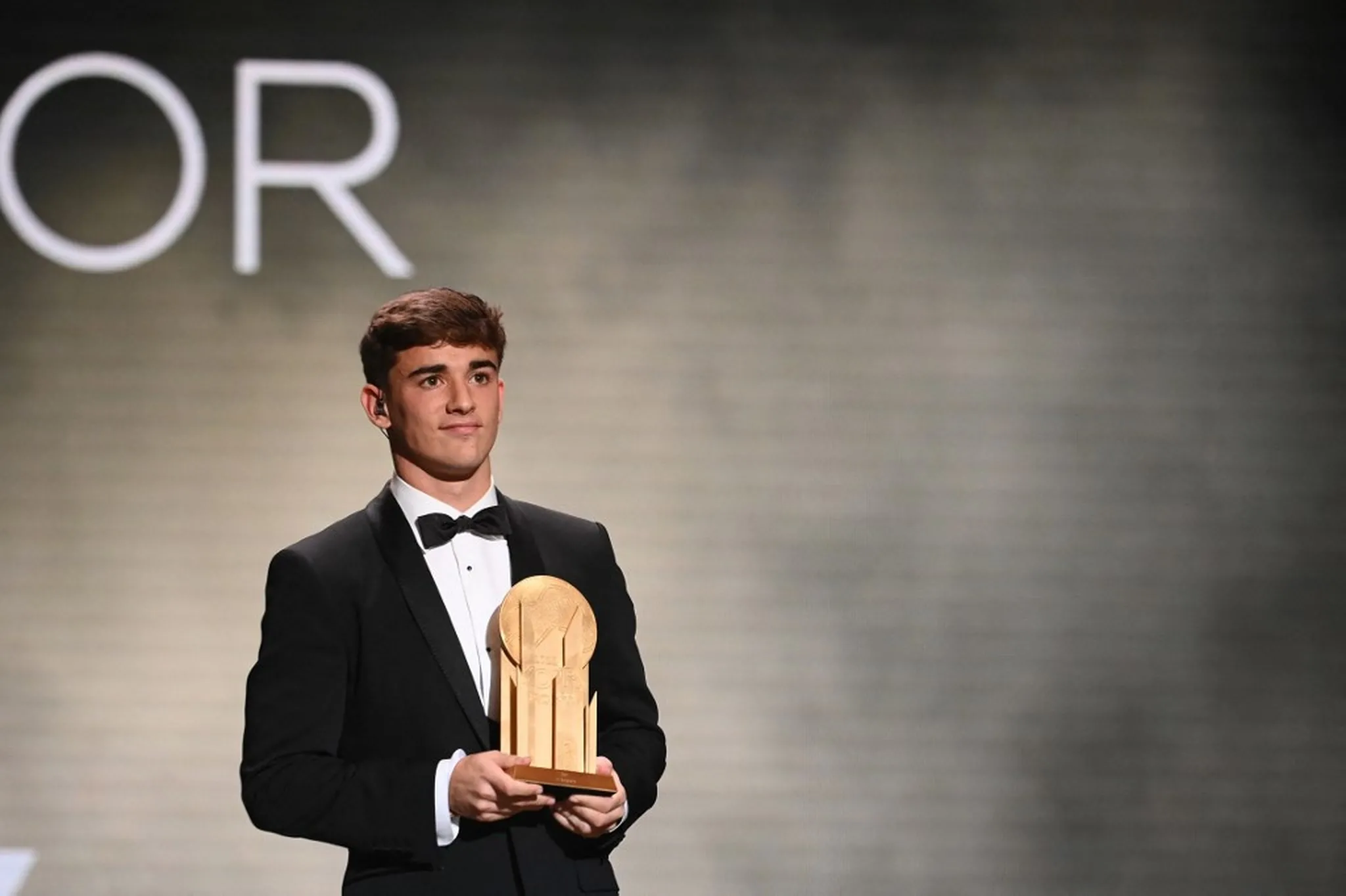 Gavi, do Barcelona, conquistou o Troféu Kopa da revista France Football