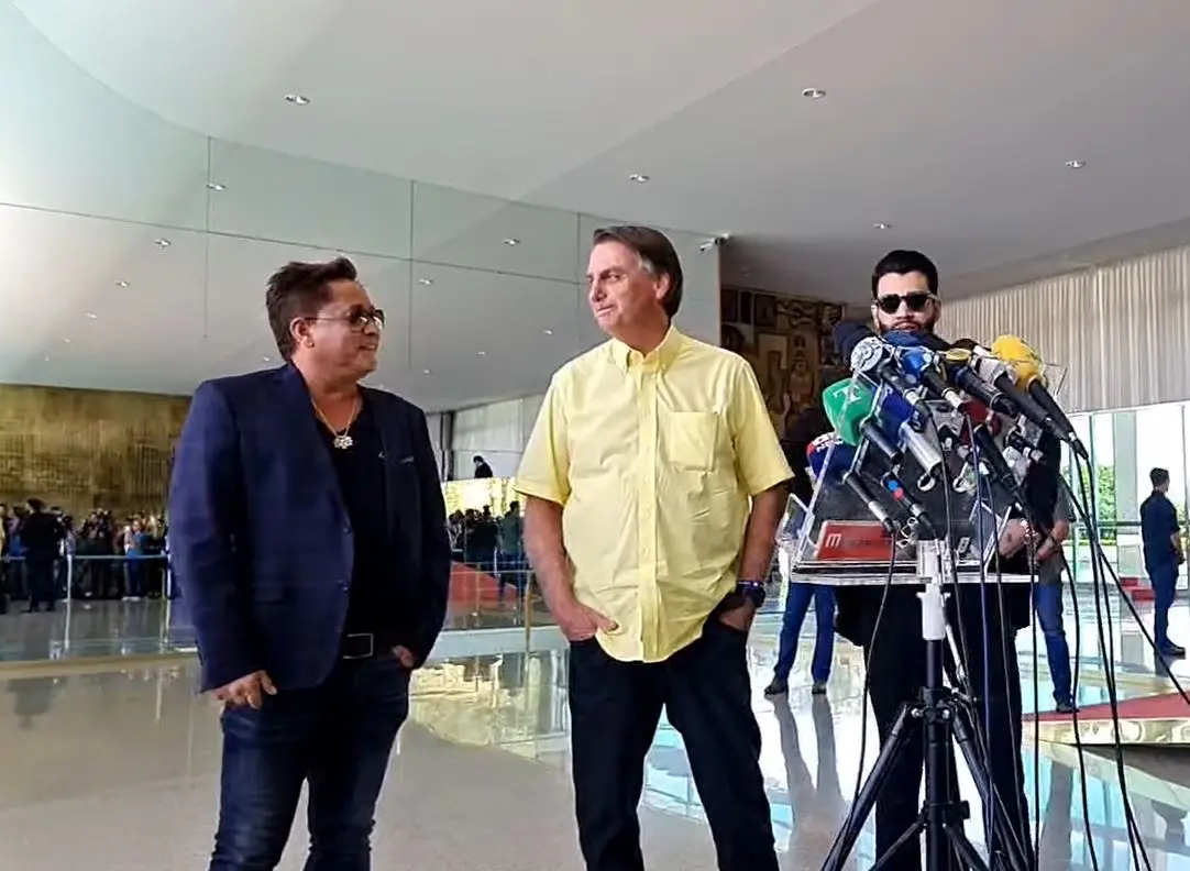 leonardo, bolsonaro e gustavo lima antes de entrevista coletiva