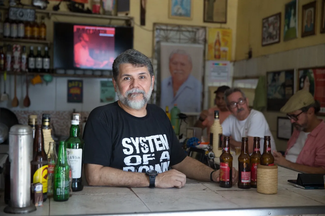 Eneias segue a tradição familiar e comanda o bar fundado pelo pai, Seu Nonato, e pelo tio Chaguinha