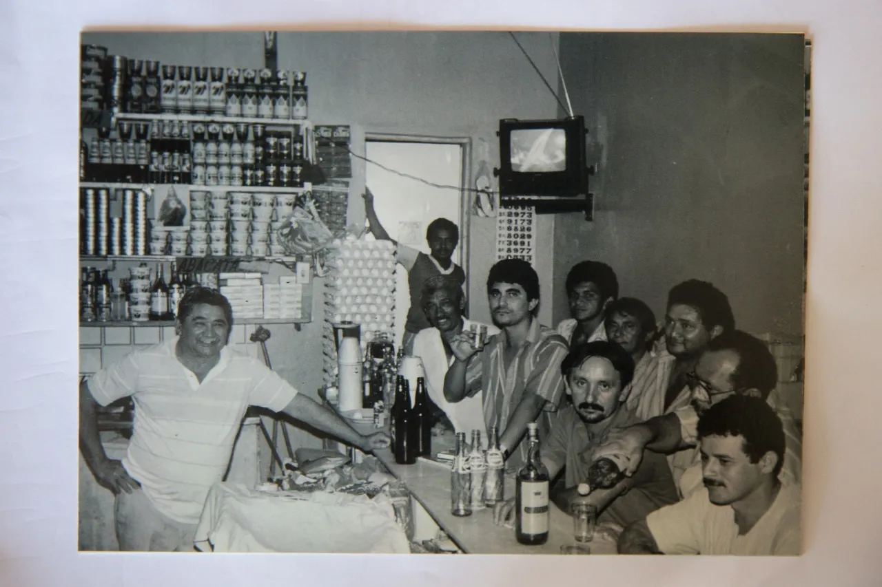 Aos 88 anos, Seu Nonato está afastado das atividades do bar, que segue com a mesma estrutura física e copos cheios