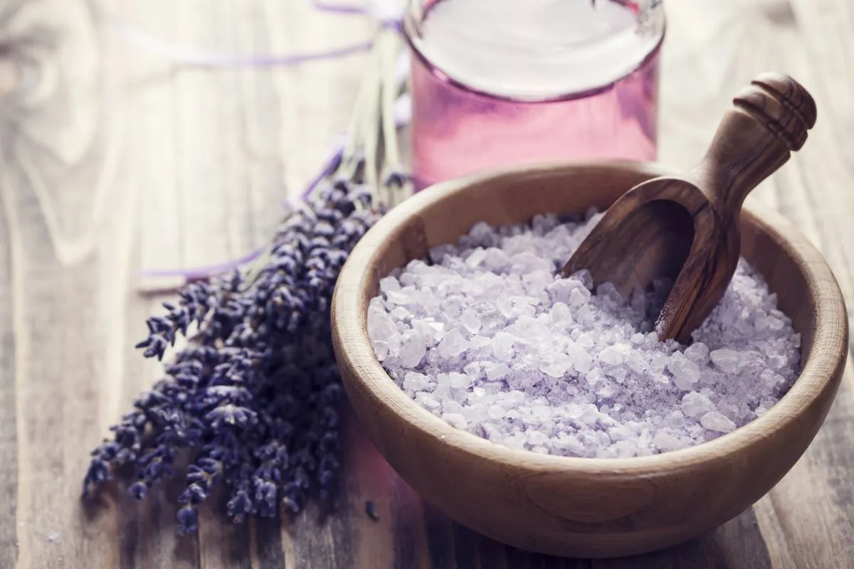 O banho de lavanda é uma opção relaxante para o dia-a-dia