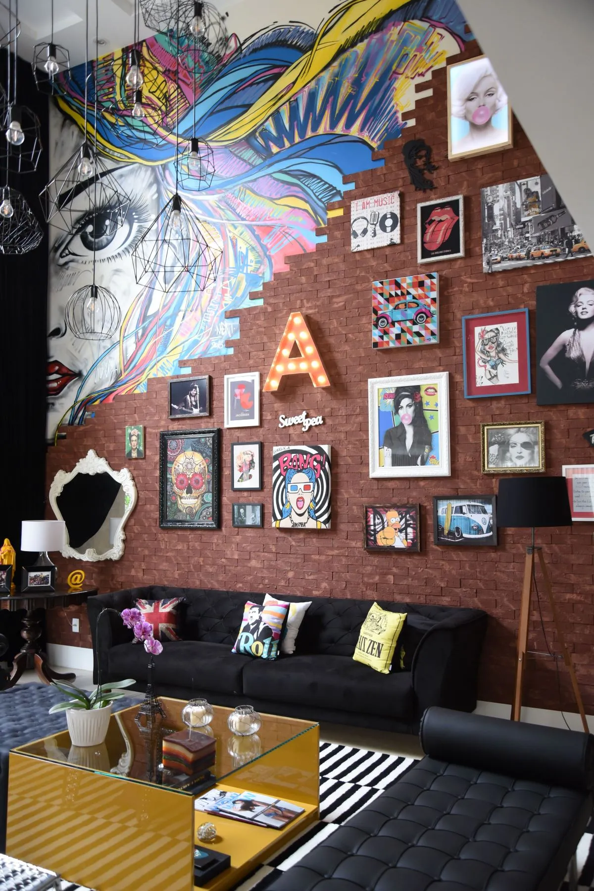 A decoração das paredes da casa foi inspirada em pop art e grafite