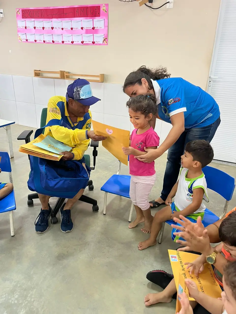 crianças com cartas