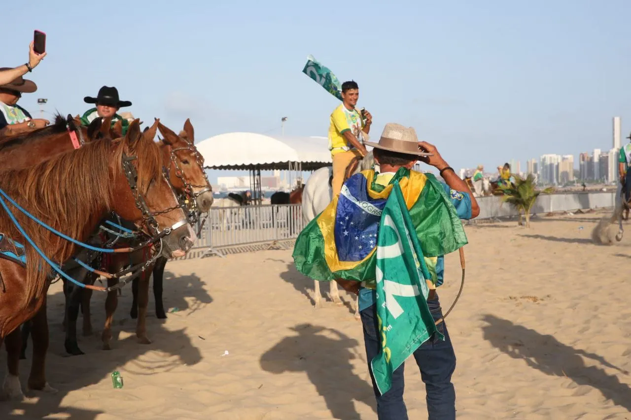 No início da tarde os apoiadores do presidente Bolsonaro começaram a se reunir na avenida Beira Mar.  Além de cavalos, os participantes também desfilaram em tratores.