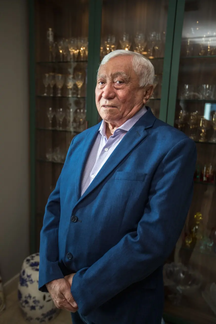 A coleção de galos artesanais é a forma manter perto a lembrança da querida Saboeiro