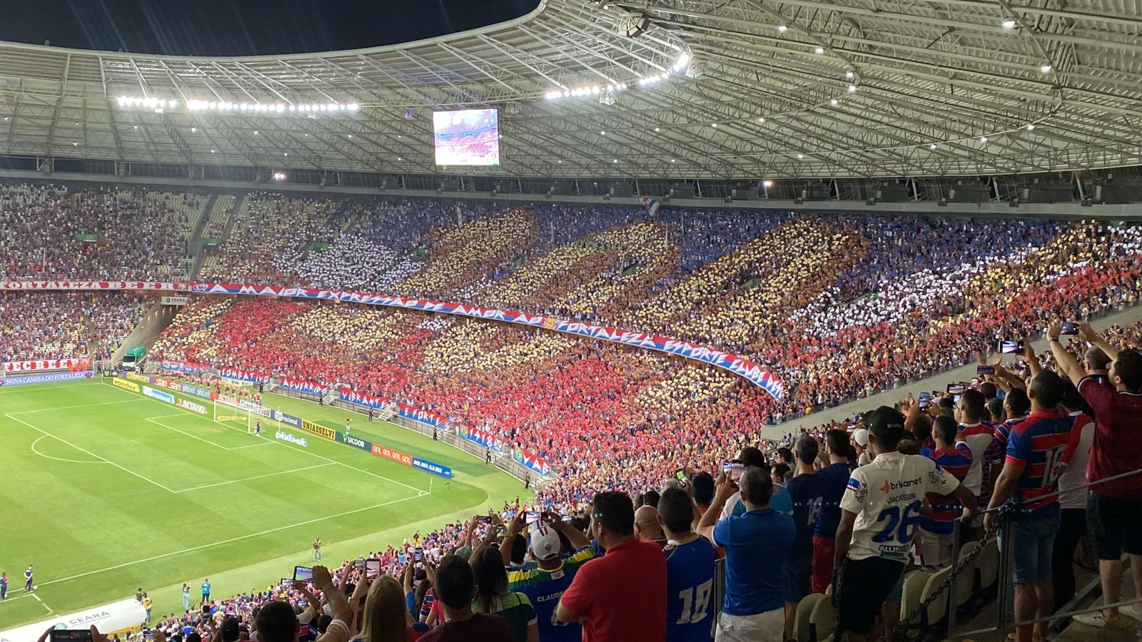 Torcida do Fortaleza, com papel, desenhou a idade do clube nas arquibancadas da Arena Castelão
