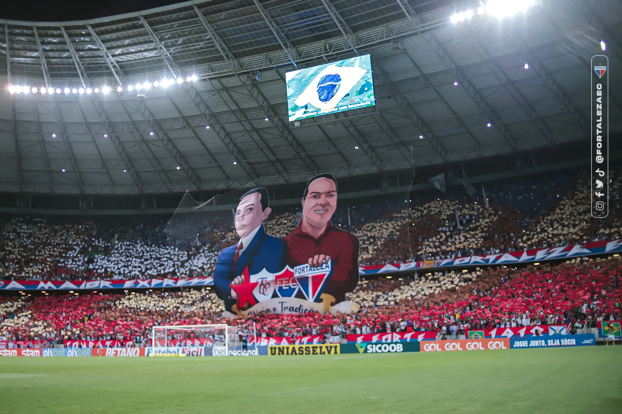 Torcida do Fortaleza realizou mosaico em homangem ao aniversário de 104 anos do clube
