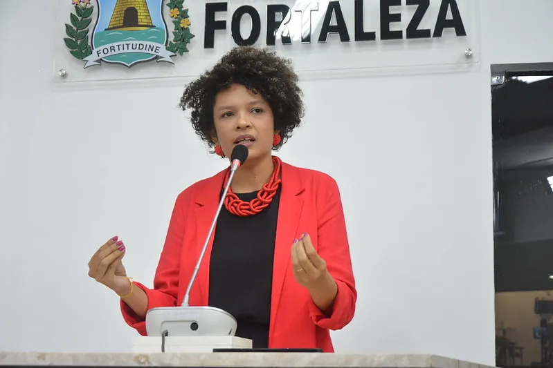 Adriana do Nossa Cara (PSOL) assina uma nota que faz críticas ao projeto