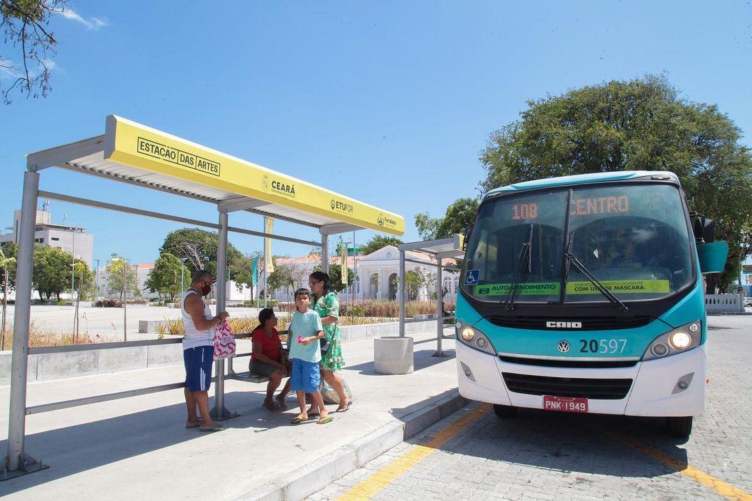 Passageiros esperam por transporte público na Estação das Artes em Fortaleza