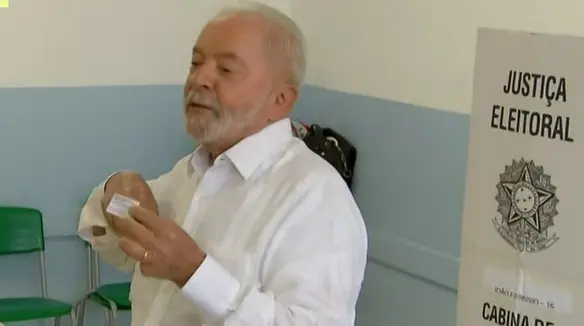 lula com comprovante de votação