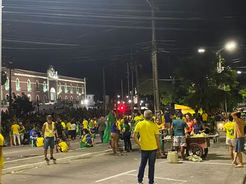 Imagem da notícia: Manifestantes bolsonaristas fazem ato em frente a quartel e passam a noite no Centro de Fortaleza