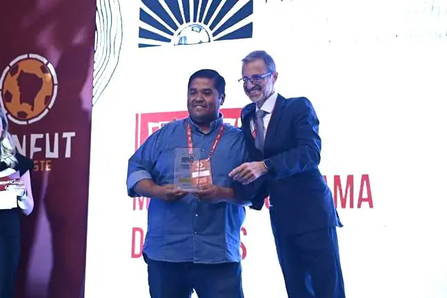 Veridiano Pinheiro recebendo premiação