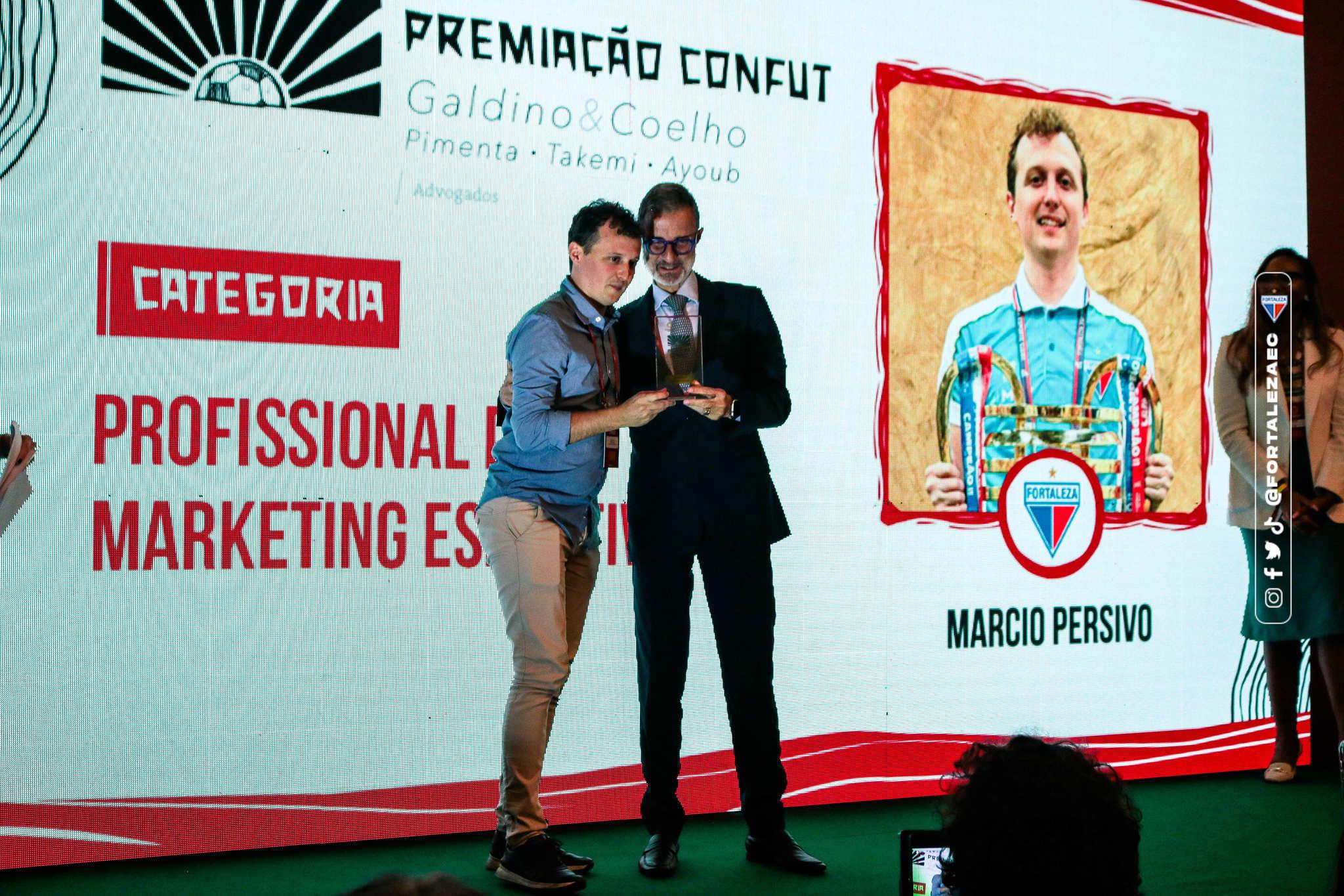 Márcio Persivo recebendo premiação