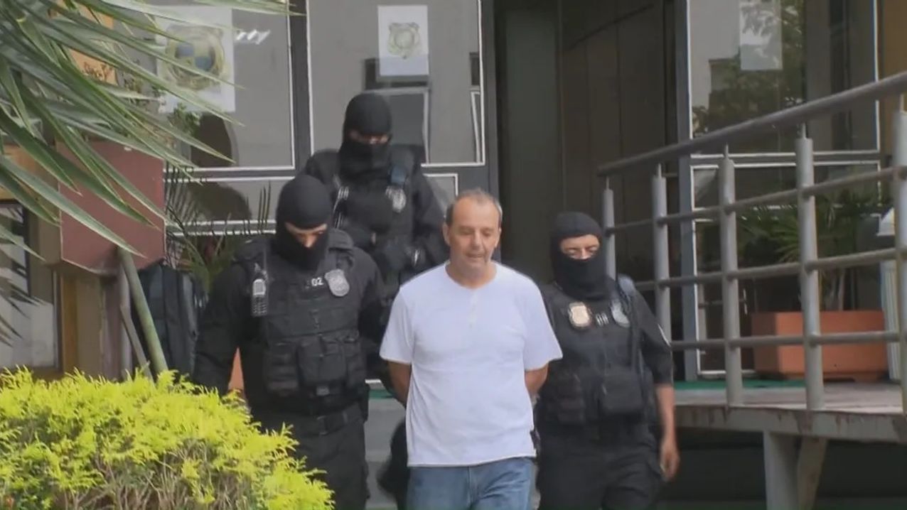 Sérgio Cabral sendo conduzido por agentes de segurança