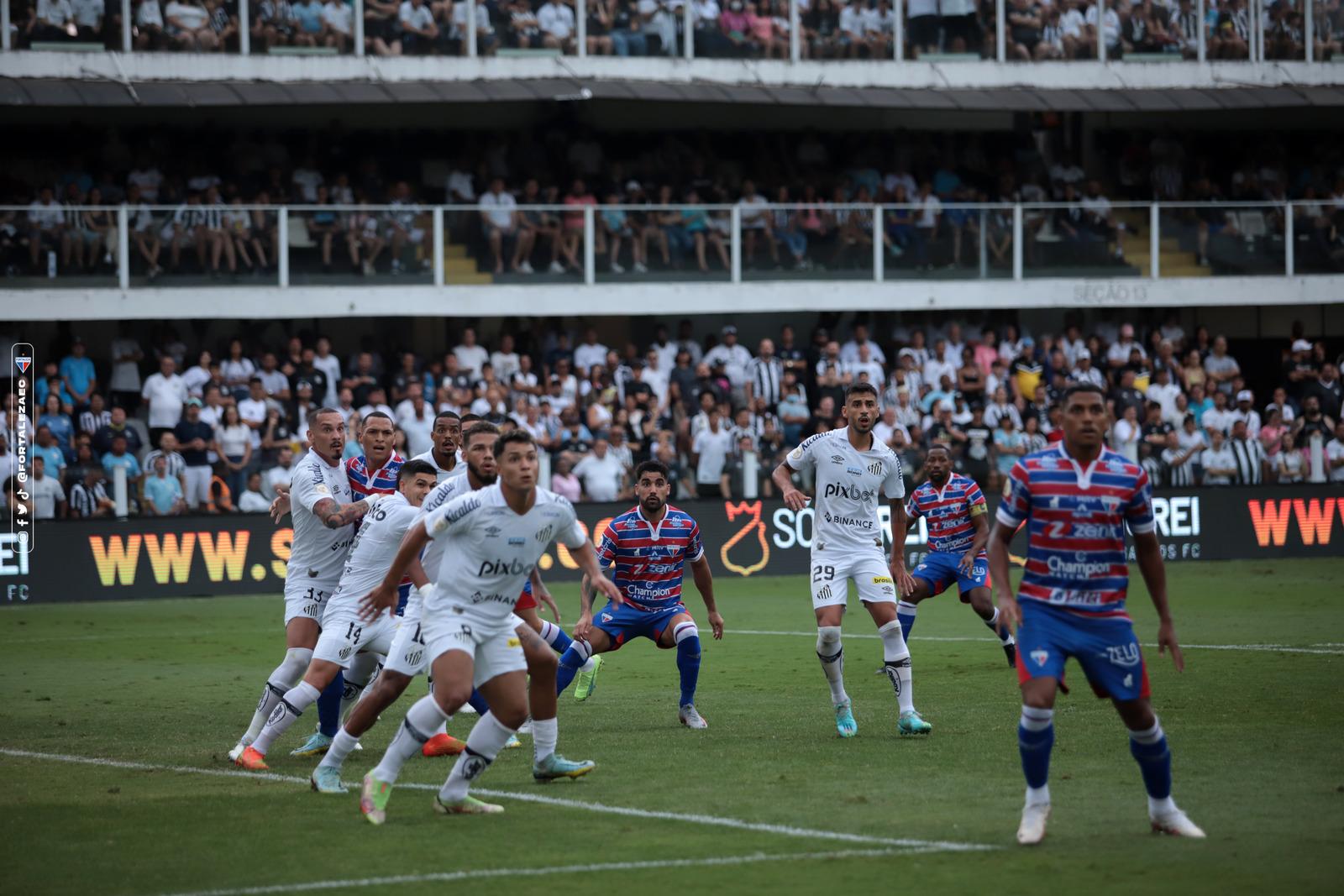 Atletas de Santos e Fortaleza disputam bola