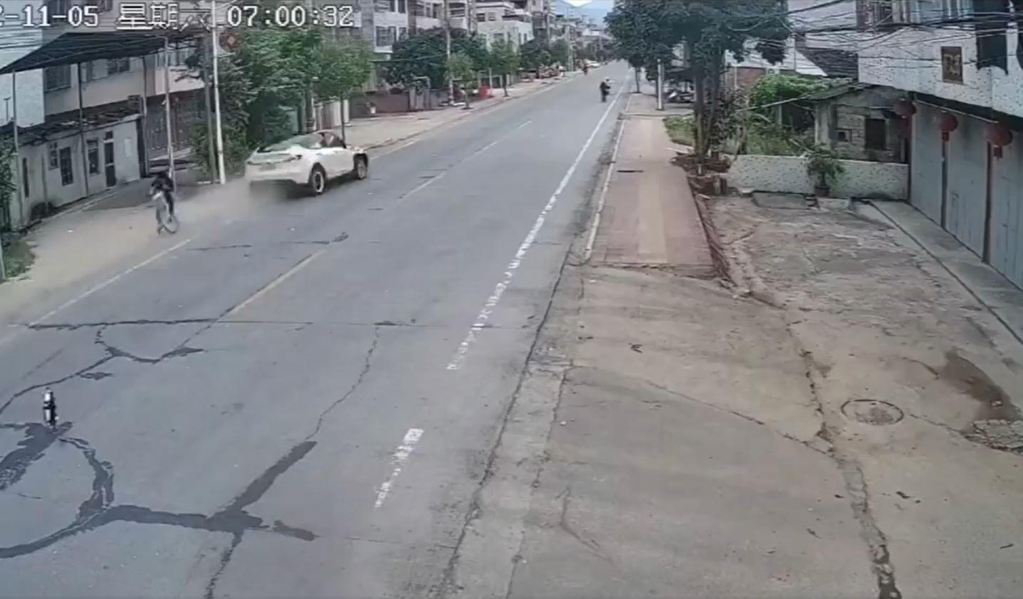 imagem de câmera de segurança mostra carro atropelando ciclista