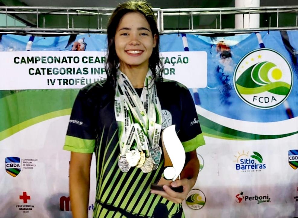 Ana Clara Modesto Macêdo com medalhas após premiação