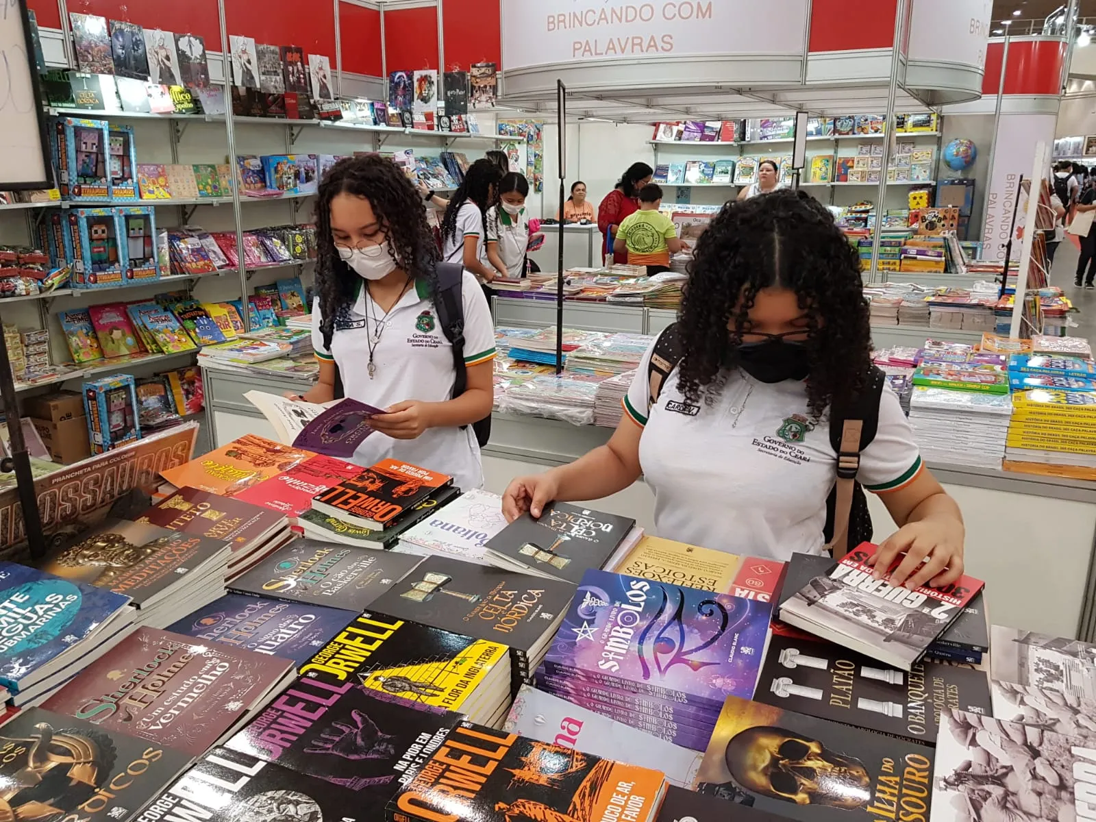 As amigas Ana Silva e Carla Vitória, estudantes no município de Paraipaba, consideram que a Bienal não dá acesso apenas aos livros, mas à cultura