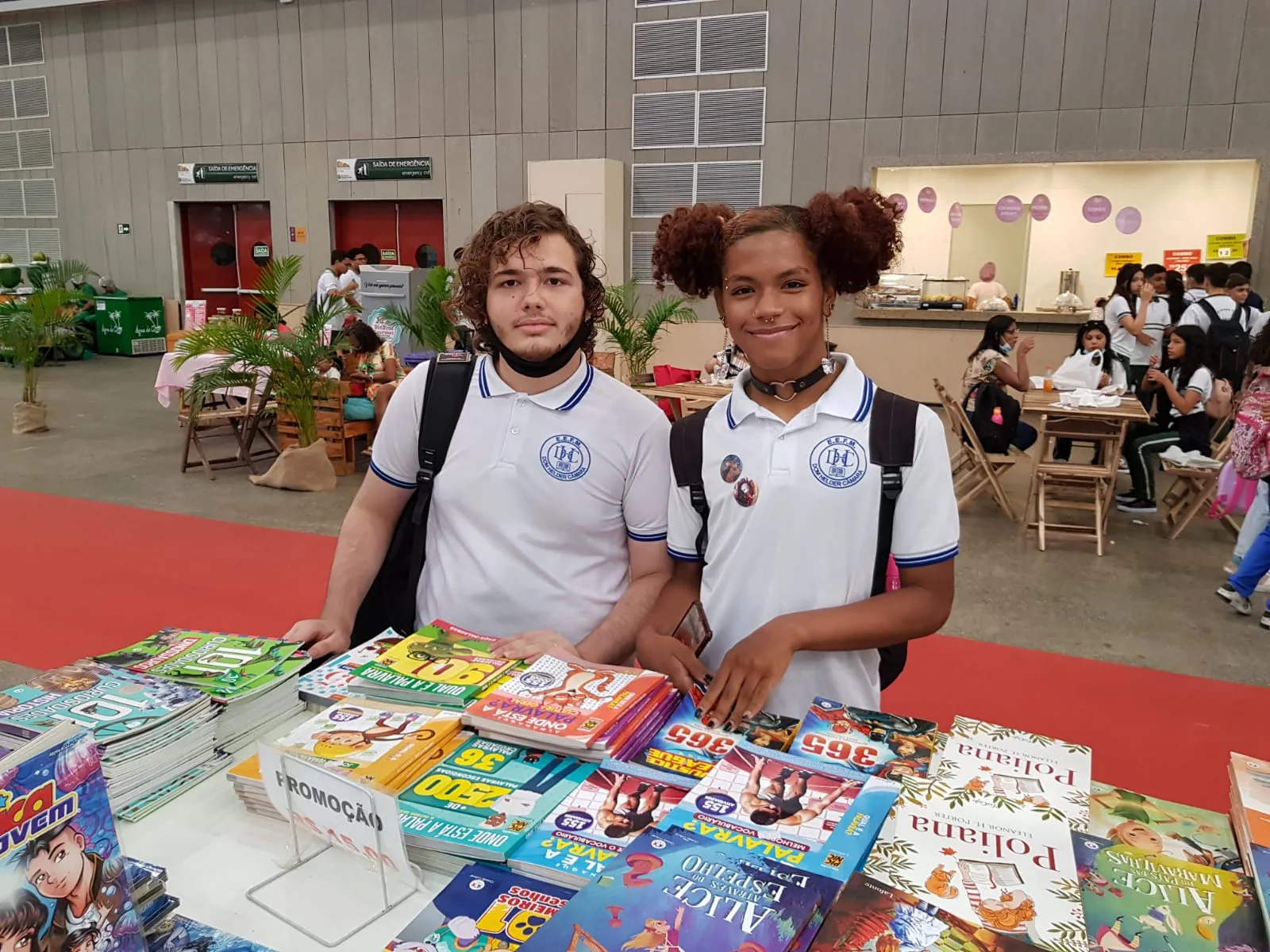 Estudantes na Escola Municipal Dom Helder Câmara, em Fortaleza, Guilherme Carneiro e Caio Rian vibram pela possibilidade de novos horizontes a partir das palavras