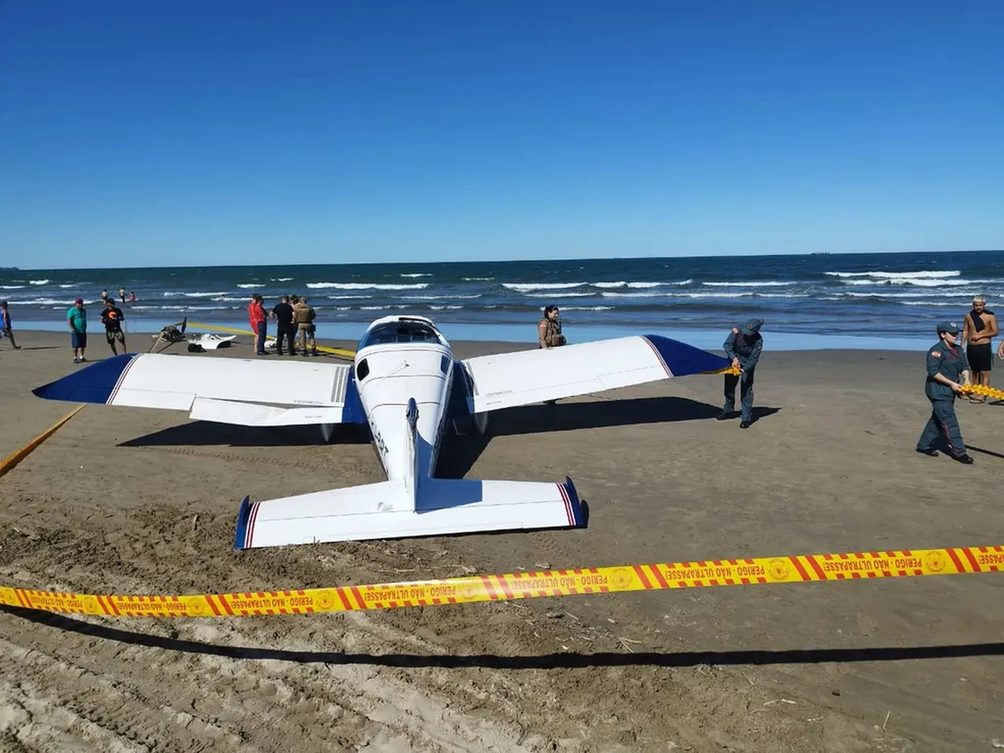 Aeronave fez pouso de emergência a 20 metros da praia