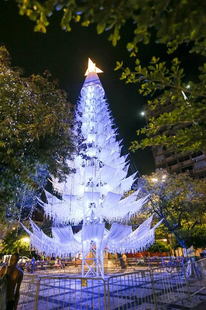 A árvore de Natal de redes estará presente nas Praças do Ferreira, no Centro e na Praça Portugal