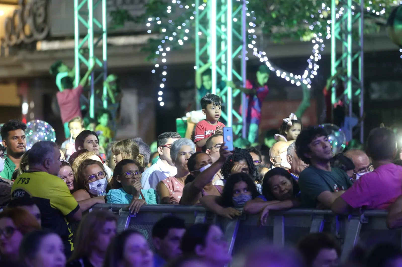 Mutidão espera abertura do Natal de Luz