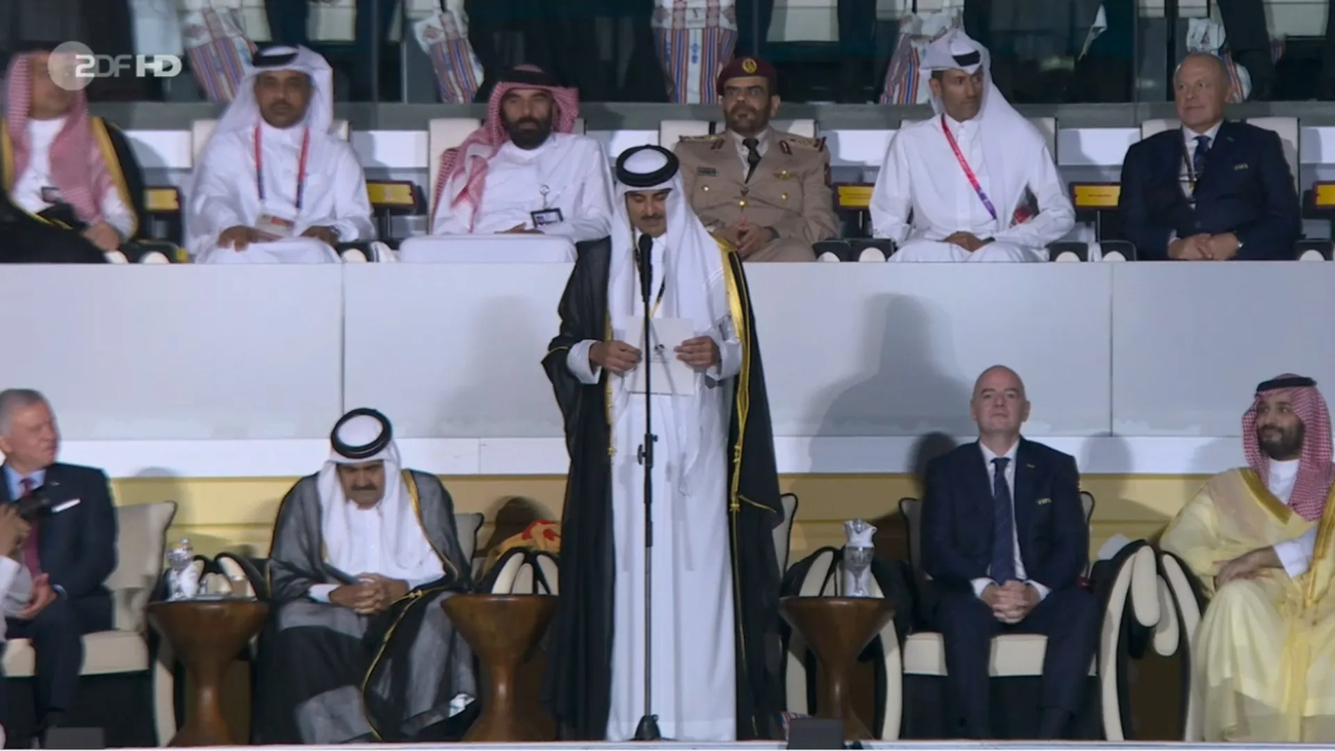 O príncipe da Arábia Saudita, Mohammed bin Salman, esteve ao lado de Gianni Infantino na abertura da Copa do Mundo
