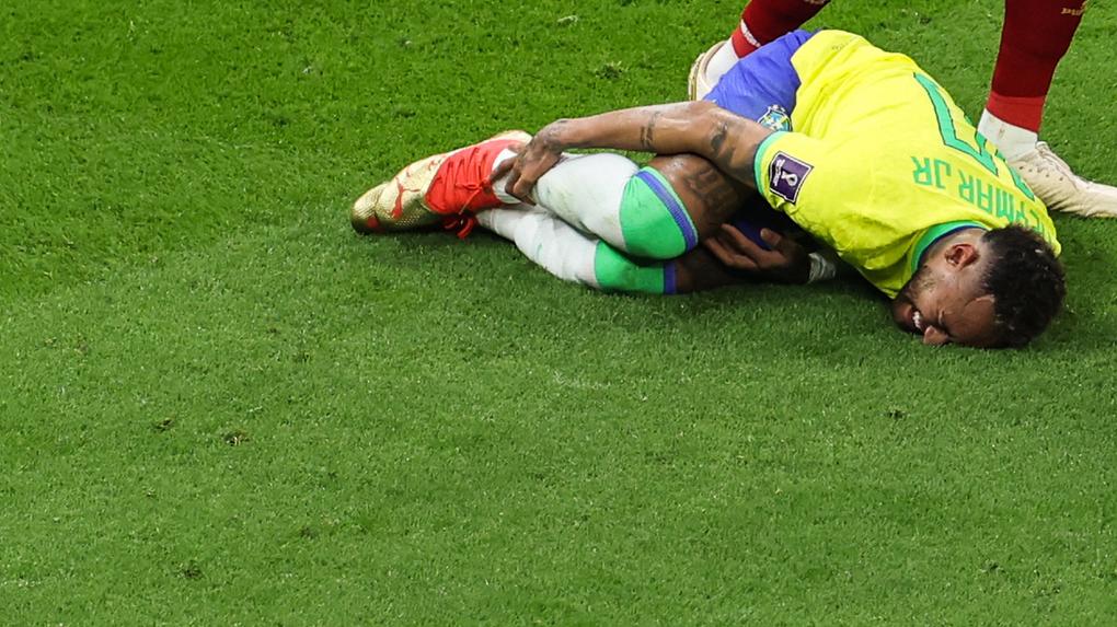 Neymar no chão após lesão