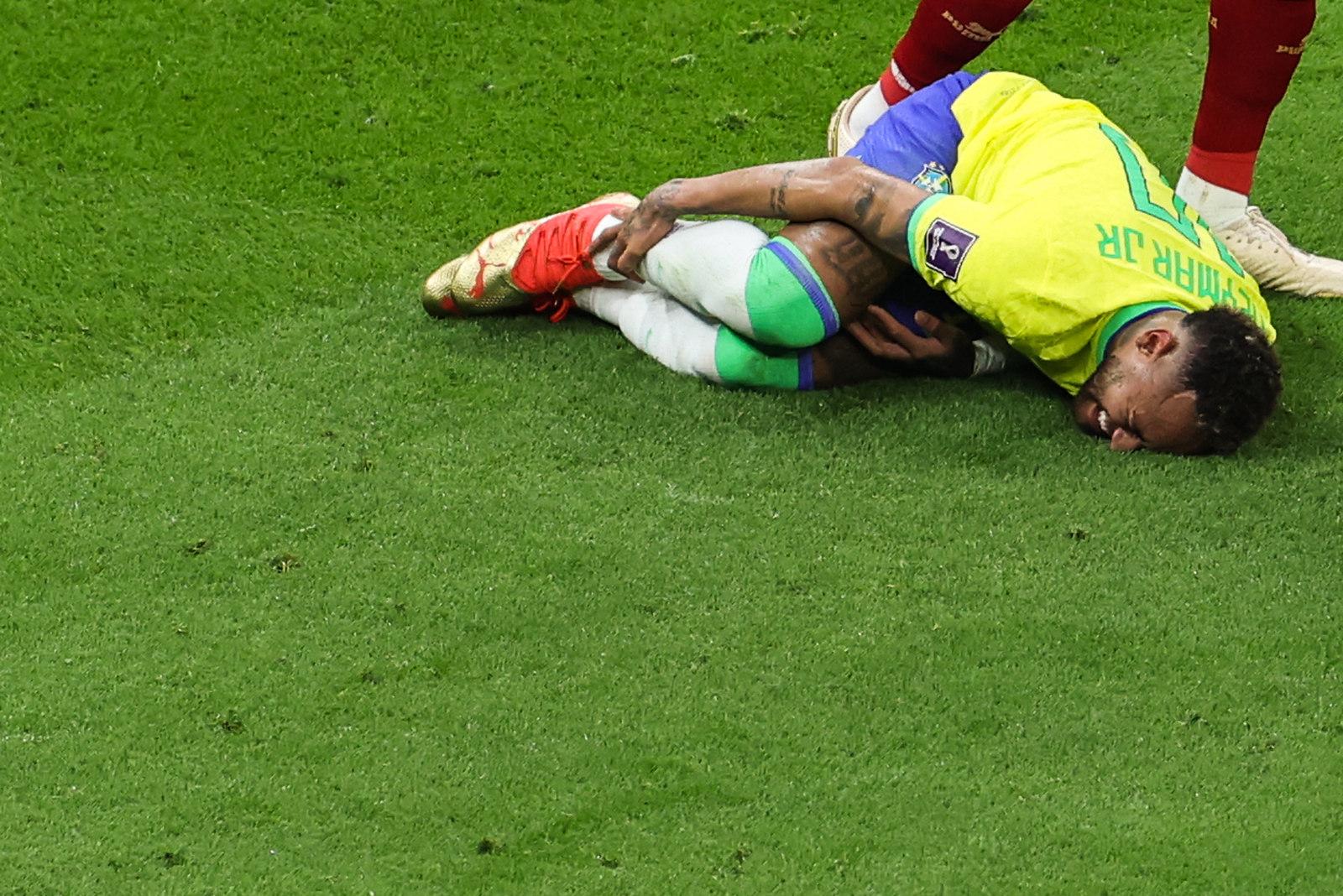 Neymar no chão após lesão