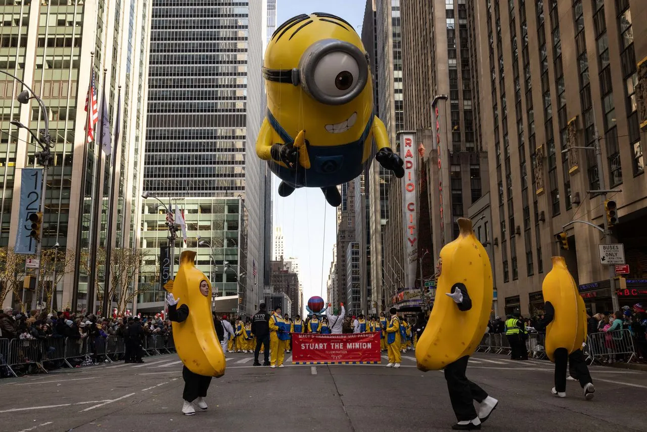 Boneco inflávei dos Minions no desfile do Papai Noel, em Nova York