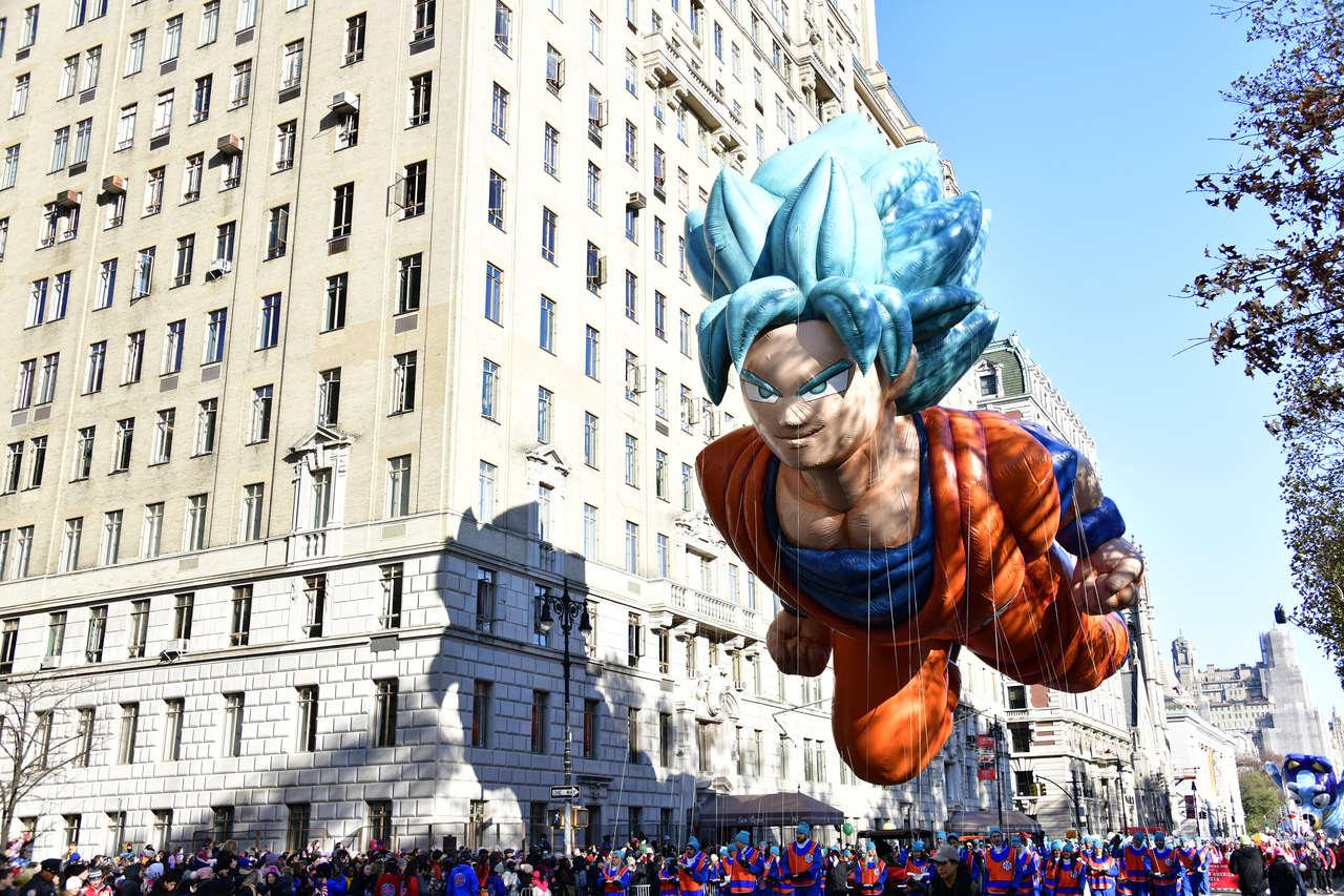 Boneco inflável do Goku, no desfile do Papai Noel, em Nova York