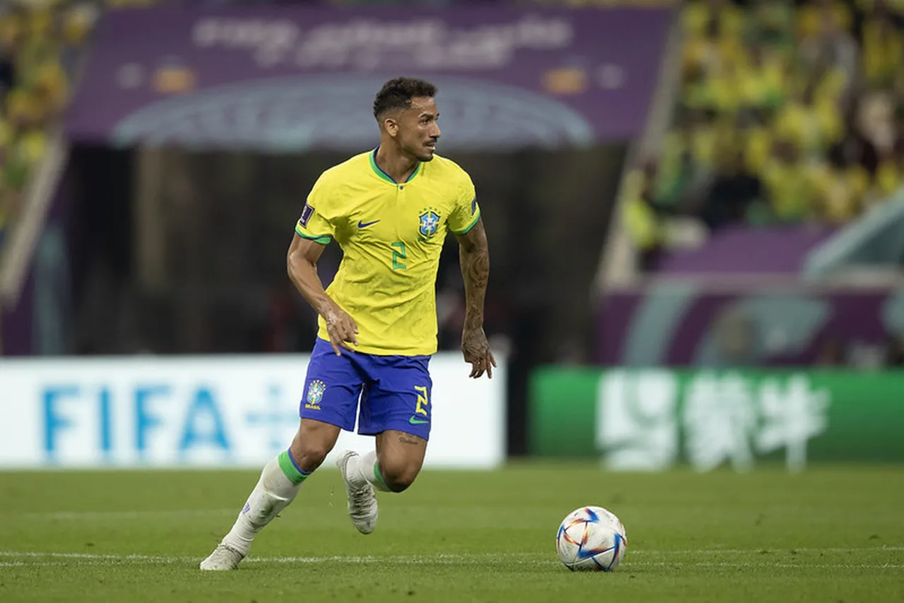 O lateral-direito Danilo sentiu as dores no tornozelo no segundo tempo contra a Sérvia
