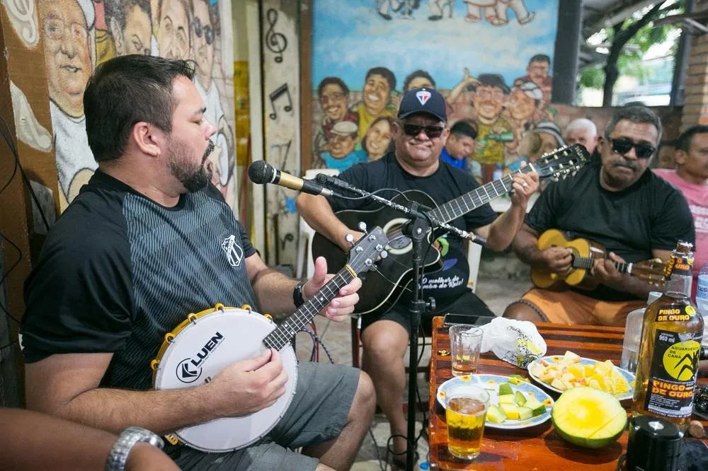 O mais bacana do Bar do Zé Bezerra é que quem está à frente da programação musical são os próprios frequentadores do bar