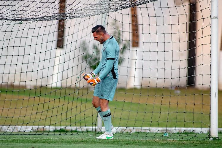 Goleiro Cristian em ação pelo Ceará