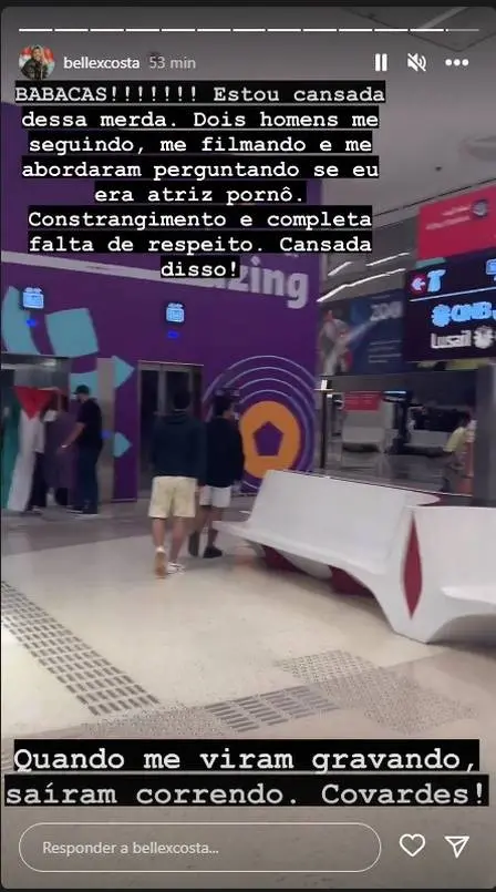 Isabelle Costa mostra dupla de homens em story que teriam a perguntado se ela era uma atriz pornô em estação de metrô no Catar