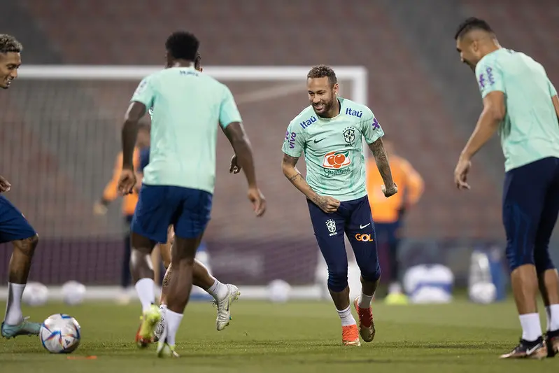 Neymar com os companheiros