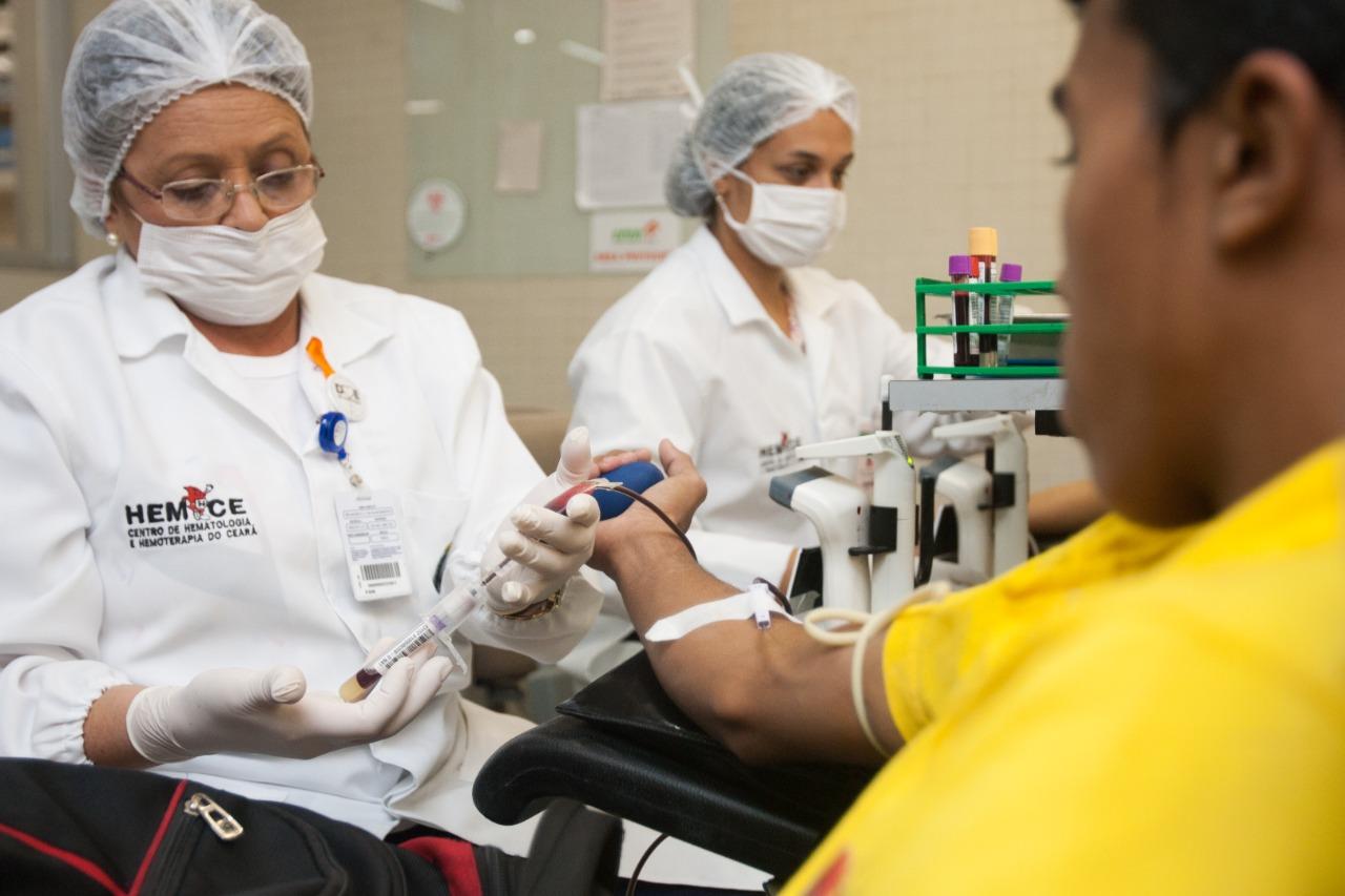 enfermeira recolhendo sangue de doador