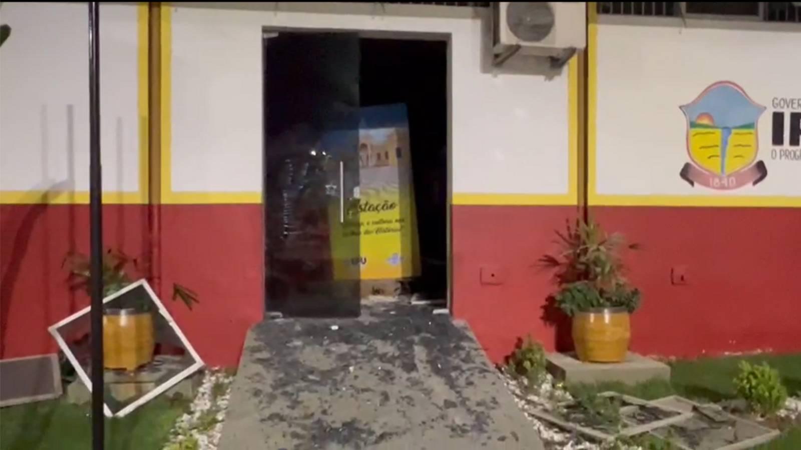Prédio da Prefeitura de Ipu danificado após agência do Banco do Brasil ser explodida em ação criminosa registrada na madrugada de 7 de dezembro