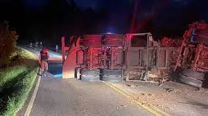 Caminhão capotador no Paraná