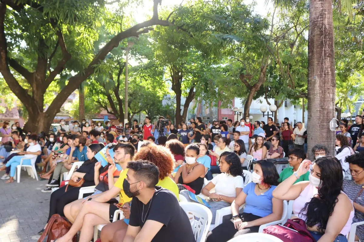 Estudantes, servidores e professores reunidos no Plenário no bosque moreira campos, na UFC, sobre corte de verbas na educação