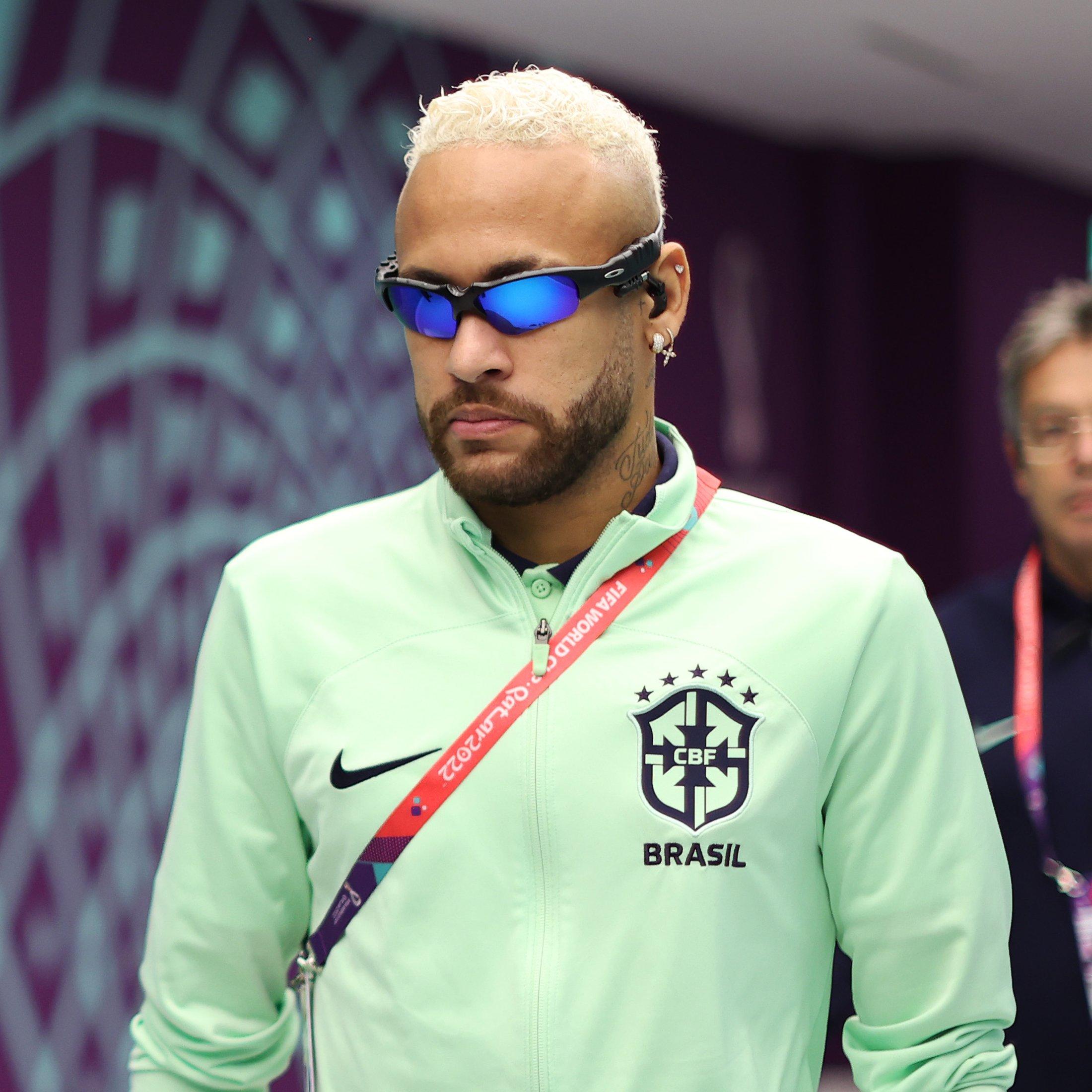 Neymar chega de óculos Juliet para jogo entre Brasil e Croácia
